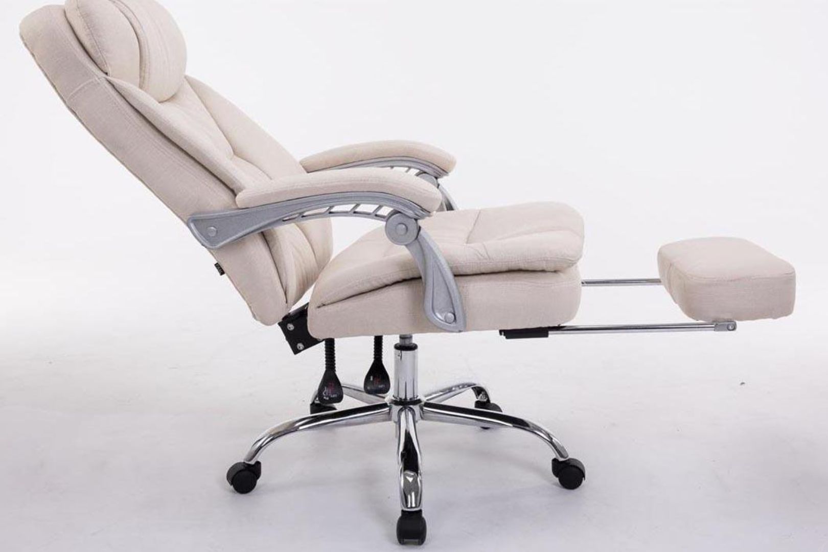 Cadeira escritorio precisa de apoio de pes