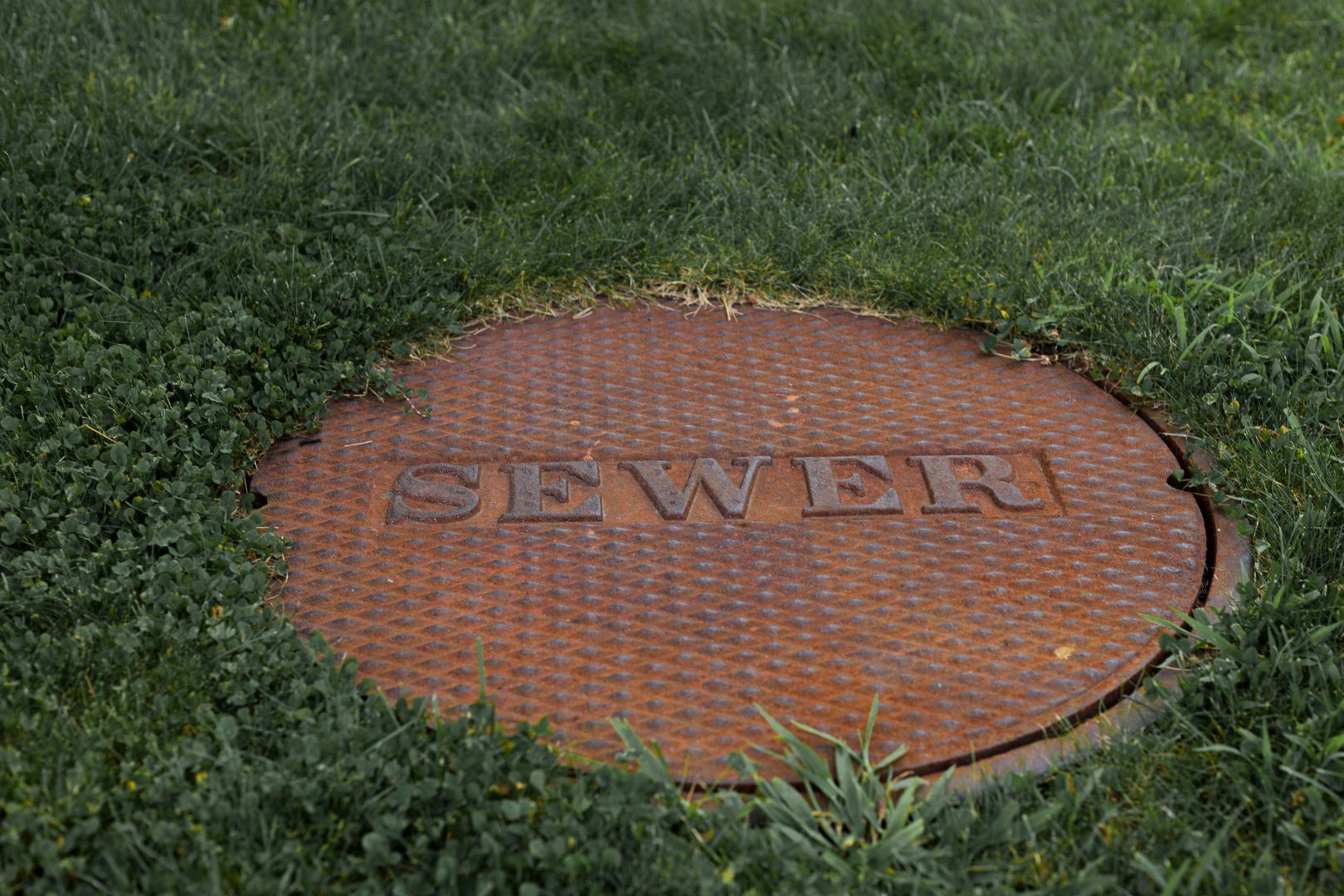 Como Reduzir Riscos ao Lidar com Fossas Antigas Sozinho