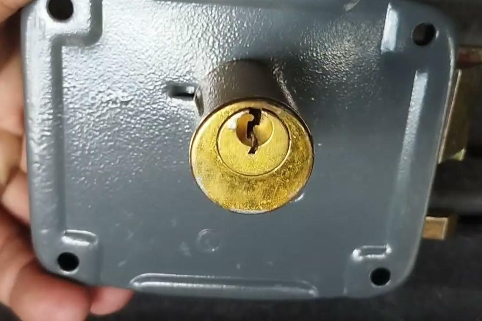 O que causar fechadura dura