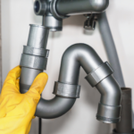 Como remover gordura acumulada no encanamento da cozinha