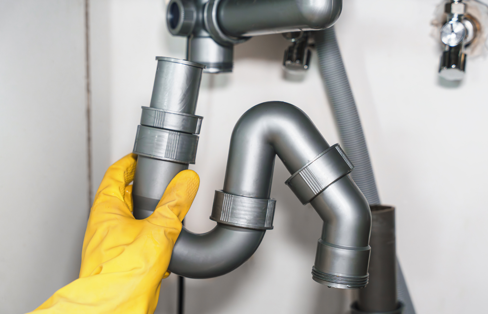 Como remover gordura acumulada no encanamento da cozinha