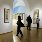 Qual a diferenca entre galeria e museu