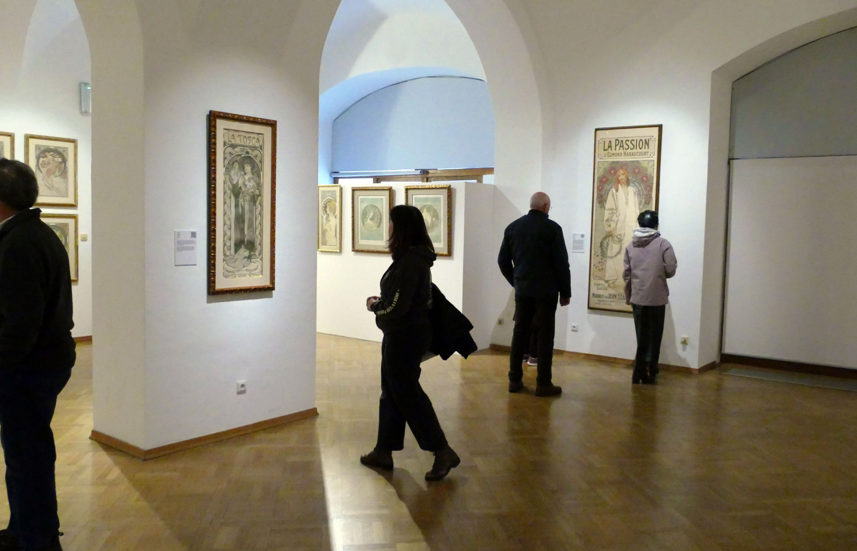 Qual a diferenca entre galeria e museu